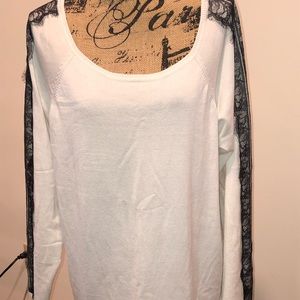 ⛲️ Soft & Lacy Liz Claiborne Top ⛲️
